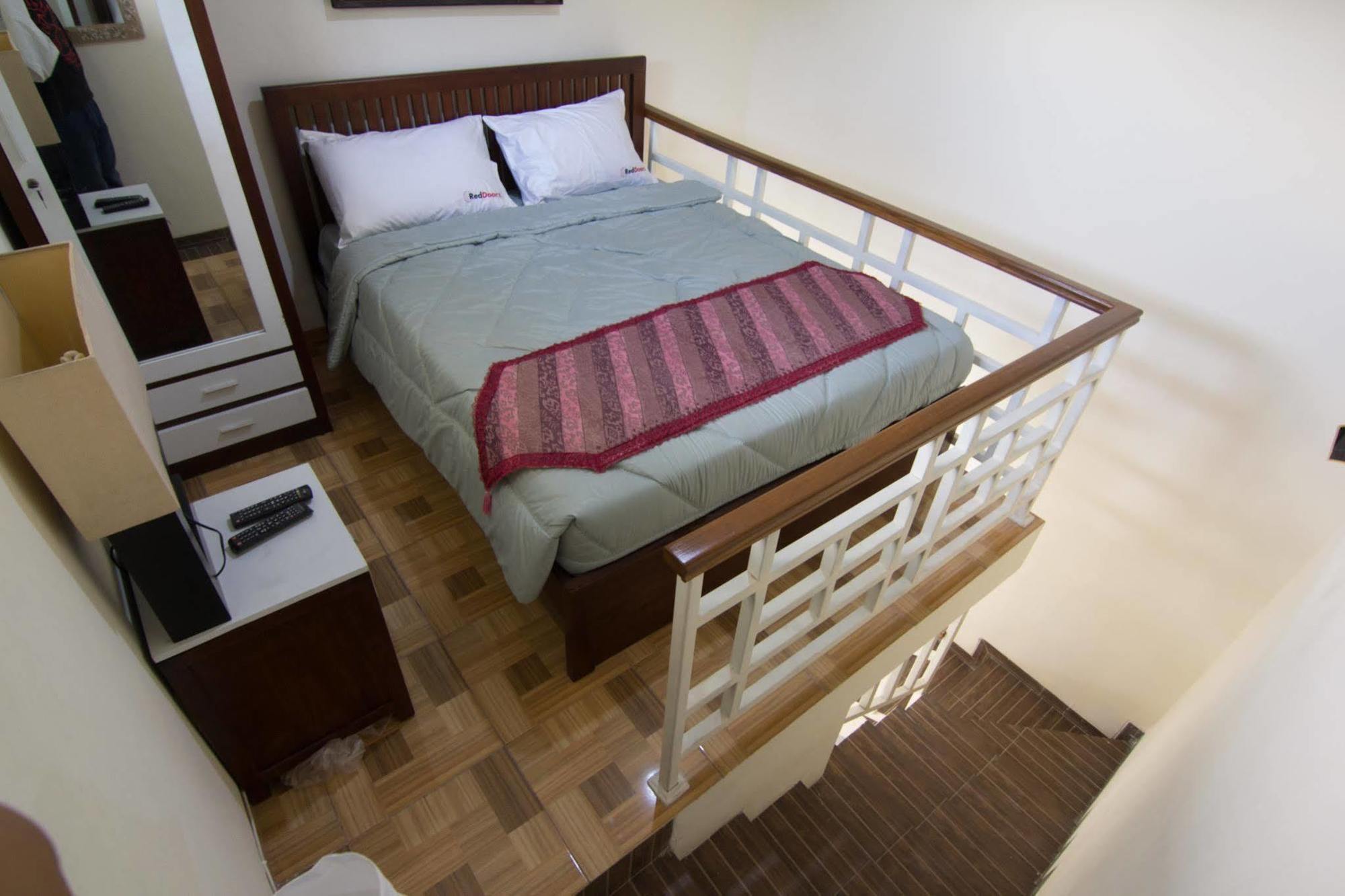 เรดดอร์ซ แอท เมย์เจน ซุงโกโน Hotel สุราบายา ภายนอก รูปภาพ