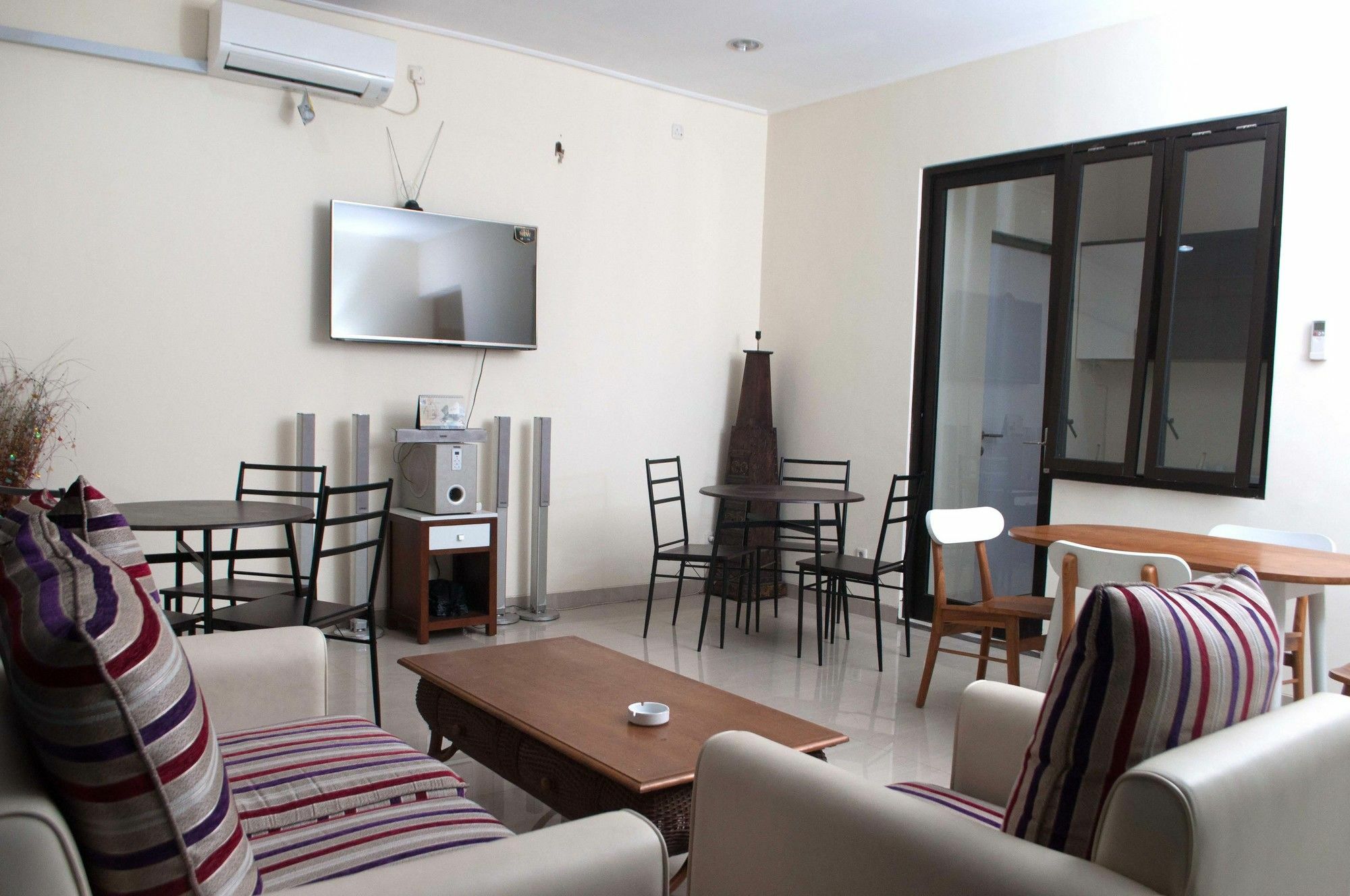 เรดดอร์ซ แอท เมย์เจน ซุงโกโน Hotel สุราบายา ภายนอก รูปภาพ