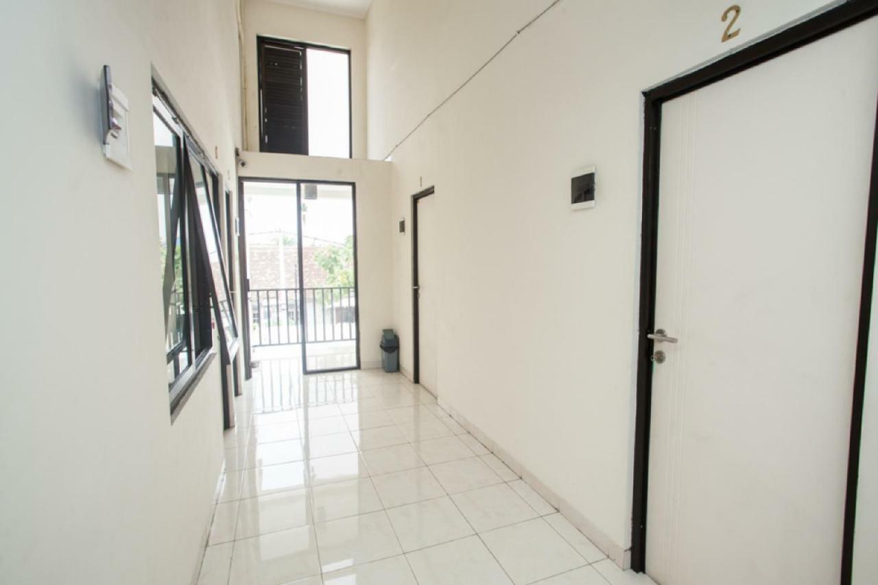 เรดดอร์ซ แอท เมย์เจน ซุงโกโน Hotel สุราบายา ภายนอก รูปภาพ